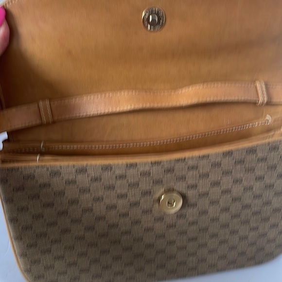 Authentic Gucci Leather Crossbody/Shoulder Bag. - Picture 6 of 15